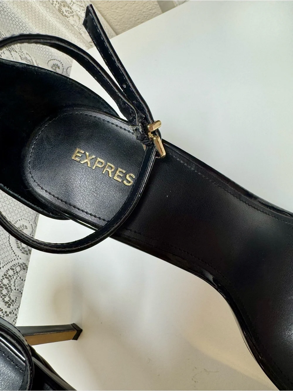 Express chic black